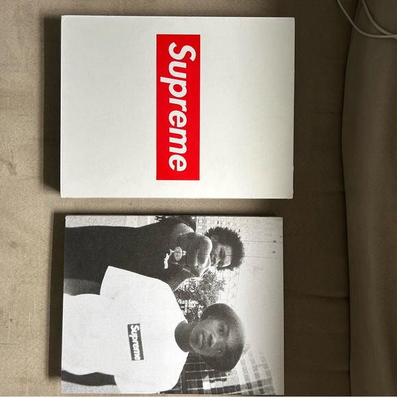 Supreme vol. 2 book brand new with accessories - Picture 2 of 7
